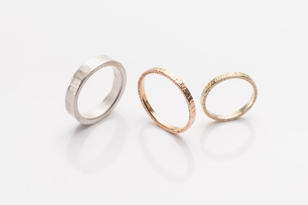 Feiner und grober Hammerschlag in Feinsilber Rot- und Gelbgold