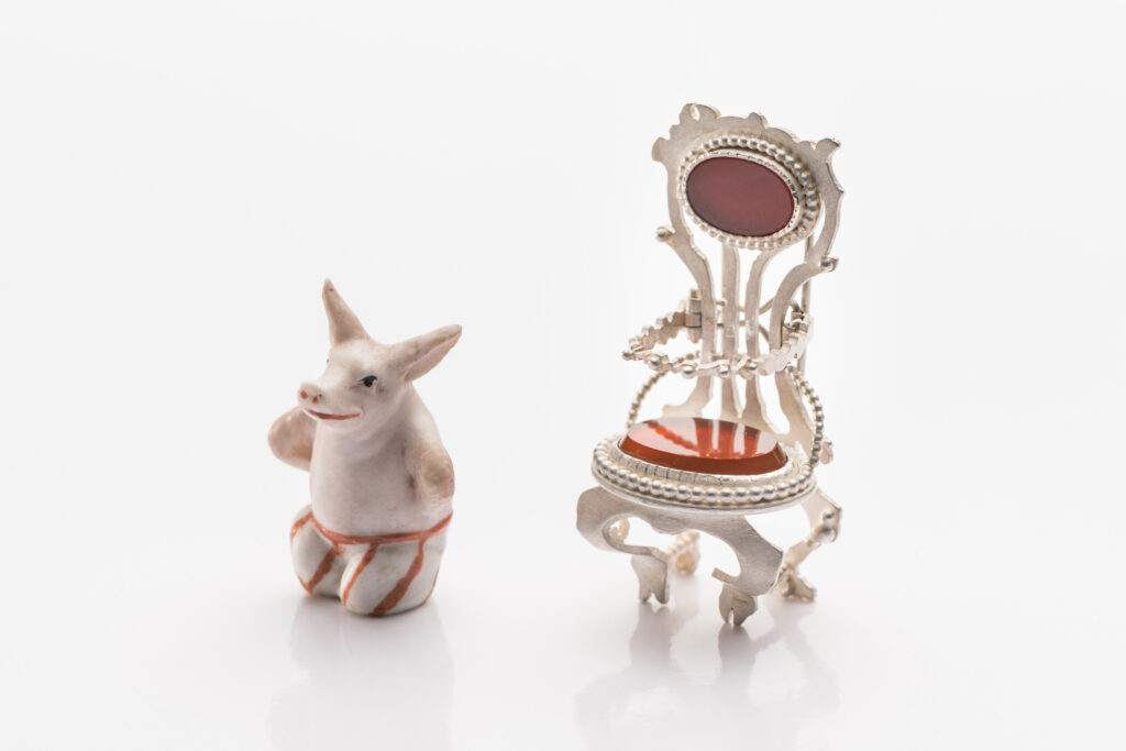 Ferkel Brosche Silber Karneol Porzelan