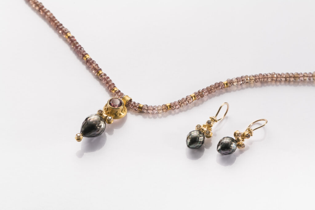 Kette & Ohrschmuck Gold Granulation farbwechselnder Granat braune Brillanten facetierte Tahitiperlen