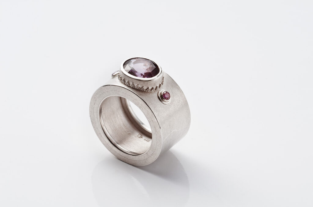 Ring Silber Granulation violetter Saphir pinke Brillanten