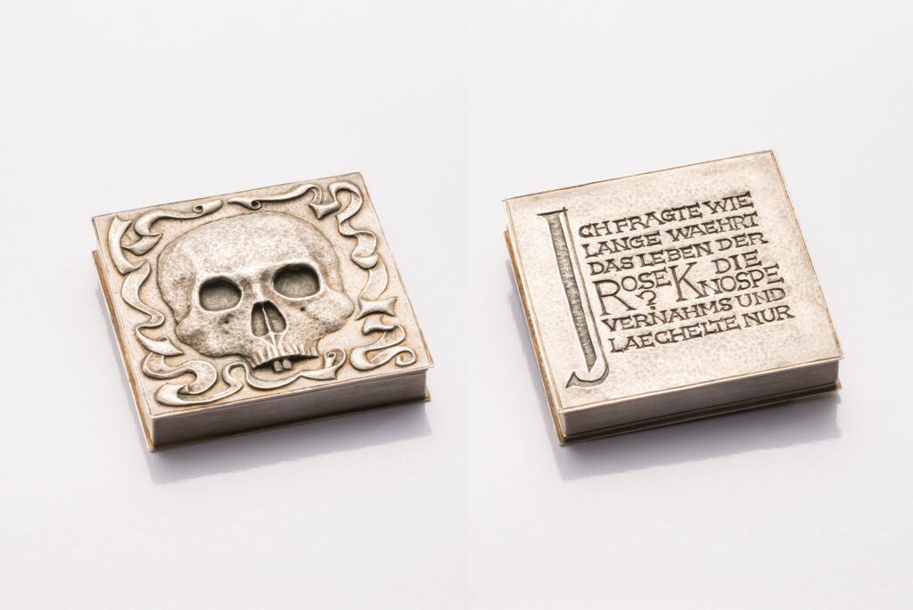 Totenkopfschatulle Silber zieseliert Vorder- und Rückansicht