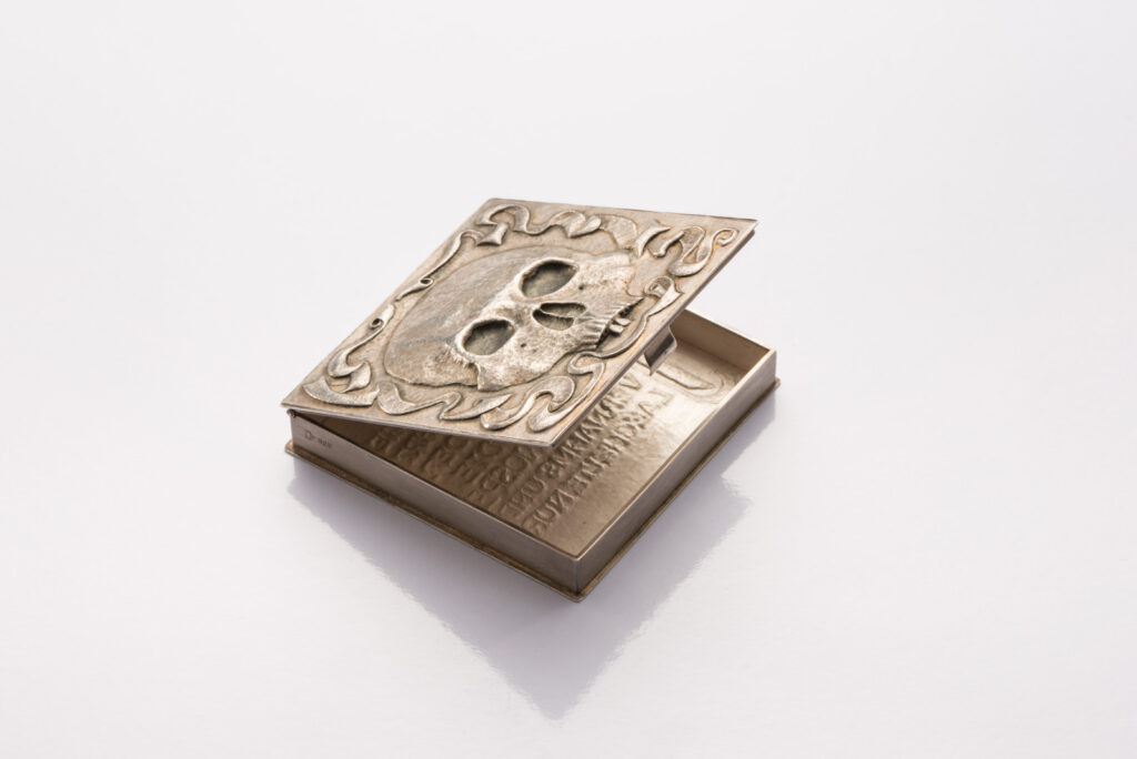 Totenkopfschatulle Silber zieseliert offen