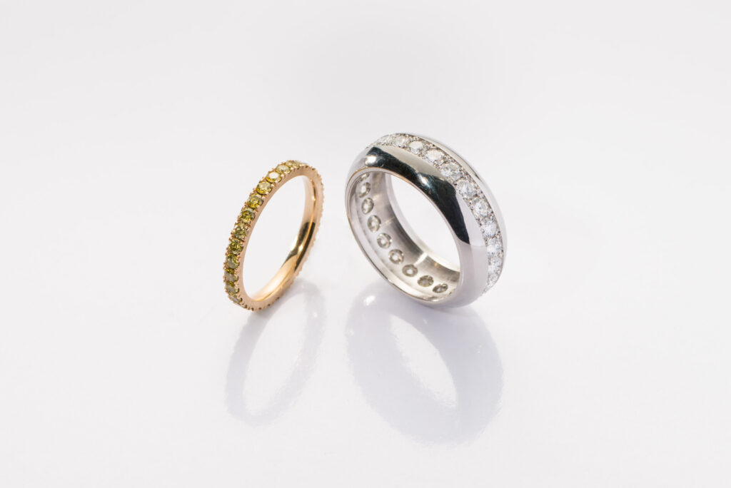 Zwei Ringe Platin Gold weiße und grüne Brillanten